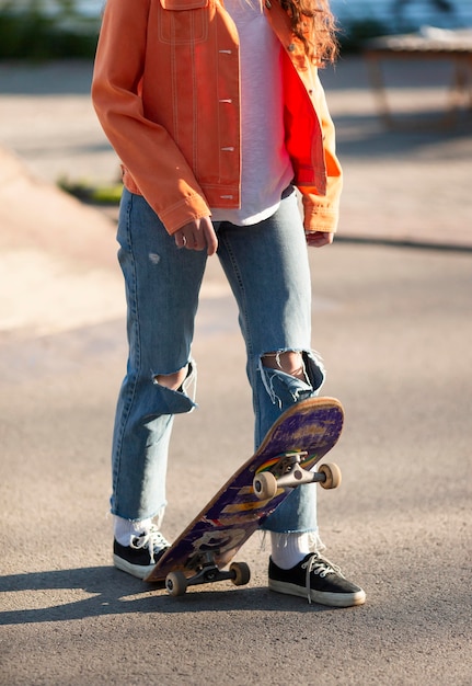 Patinador sosteniendo la tabla con el pie de cerca