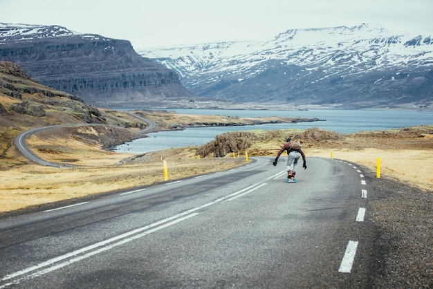 Patinador viajando por Islandia en su longboard