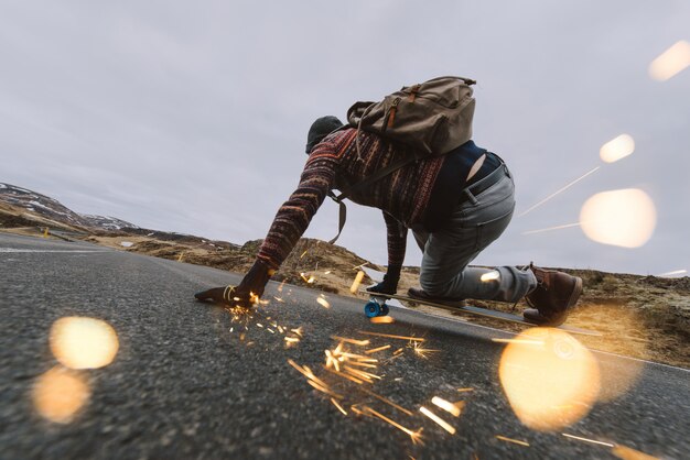 Patinador viajando por Islandia en su longboard