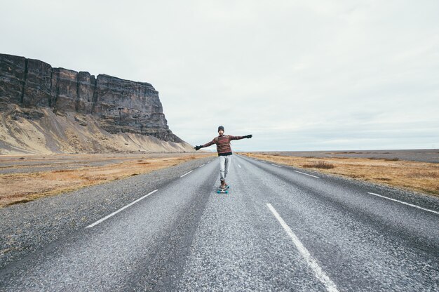 Patinador viajando por Islandia en su longboard