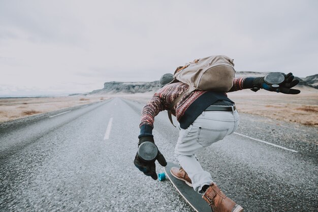 Patinador viajando por Islandia en su longboard