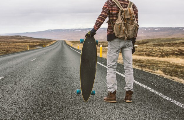 Patinador viajando por Islandia en su longboard