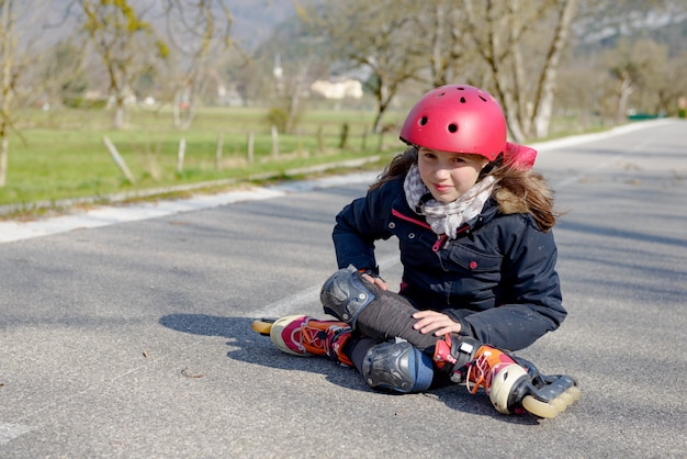 Patinadora adolescente fazendo careta de dor depois de cair