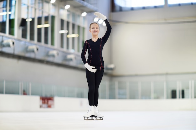 Patinadora artística posando na pista