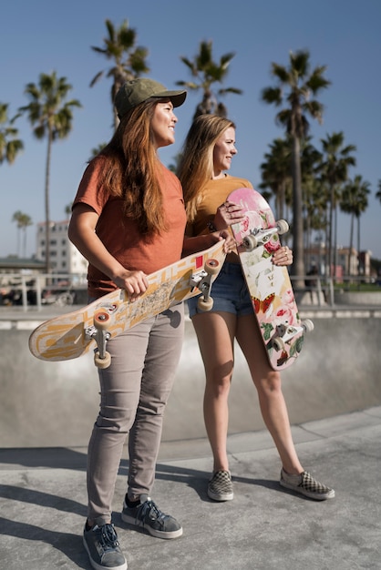 Foto patinadoras de tiro médio lá fora