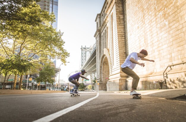 Patinadores entrenando en un skate park en Nueva York