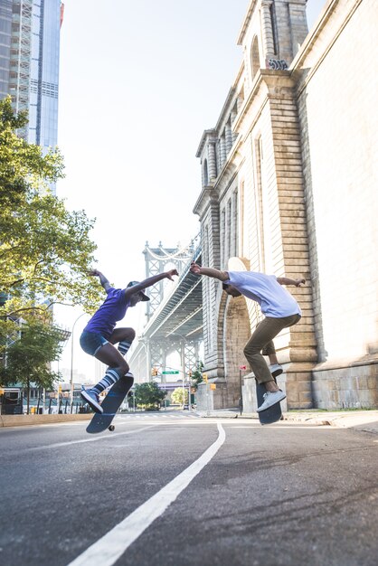 Patinadores entrenando en un skate park en Nueva York