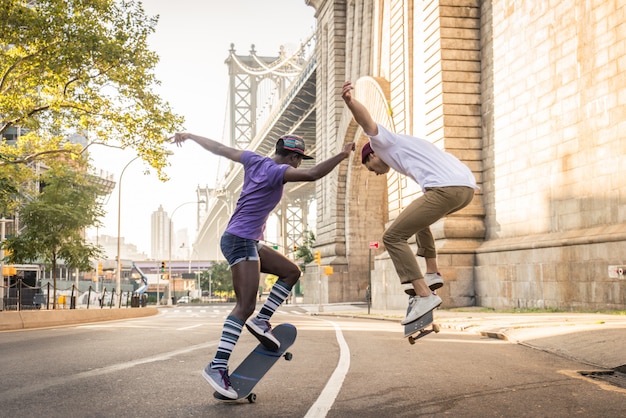 Patinadores entrenando en un skate park en Nueva York