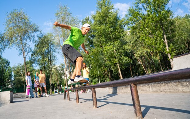 Foto patinadores profesionales divirtiéndose en el parque de patinaje