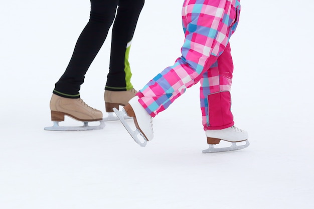 Patinaje de pies a niñas y mujeres en una pista de hielo