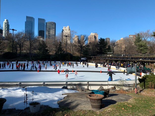 Foto patinaje sobre hielo en el parque central durante la covid