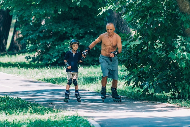 Patinaje sobre ruedas en el parque con el abuelo.