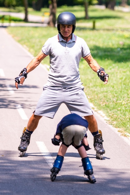 Patinaje sobre ruedas en el parque