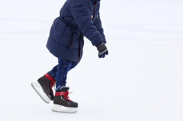 Patinando em uma tigela adolescente no rinque de patinação