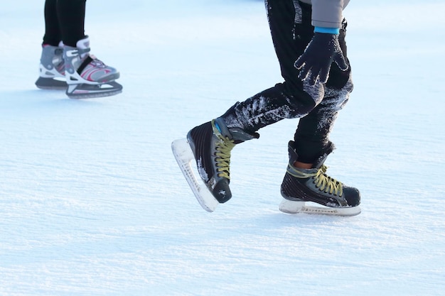 Patinando na pista de gelo