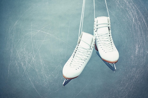 Los patines artísticos están suspendidos contra el fondo.