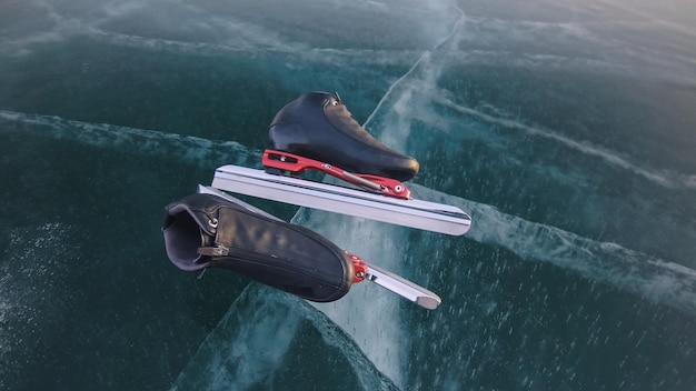 Los patines están en el hielo El niño entrena en patinaje de velocidad sobre hielo El atleta patina en el invierno Los niños patinan de velocidad pista corta larga al aire libre