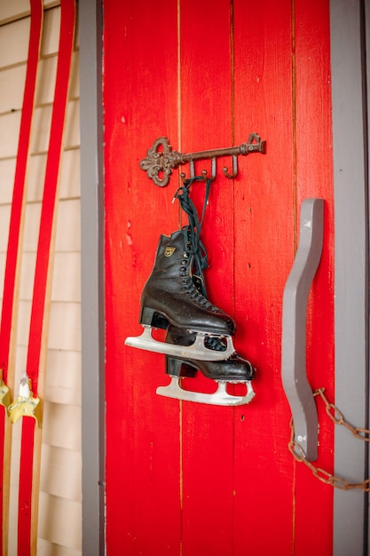 patines de hielo colgando en la puerta roja. Tema de navidad