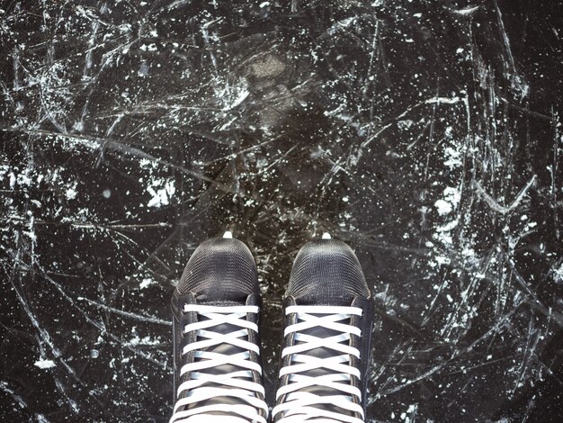 Patines de hielo negro de cerca sobre hielo