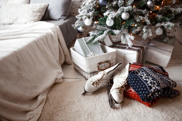 patines de mujer cerca del árbol de navidad