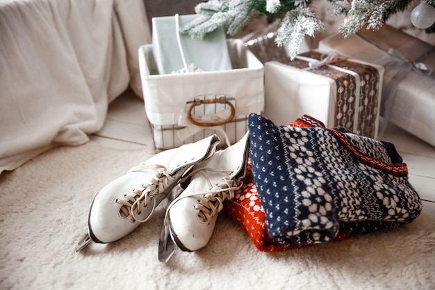 patines de mujer cerca del árbol de navidad