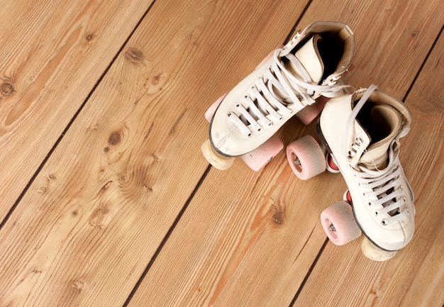 Patines sobre suelo de madera.