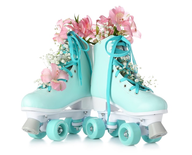 Foto patines vintage con flores en blanco