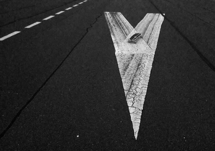 Foto patineta en el marcado de la carretera.