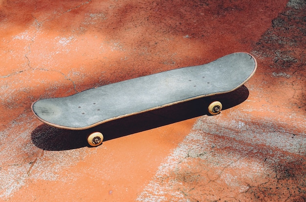 Foto patineta en una vieja cancha de tenis, concepto de patinaje copia espacio