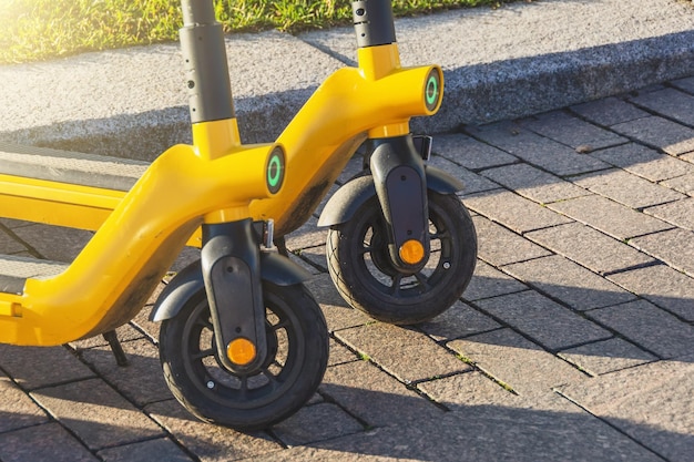 Patinetes elétricos em fila no estacionamento Sistema de aluguel de bicicletas da cidade patinetes públicos na rua