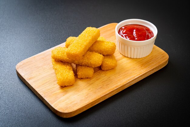 patinhos de peixe frito crocantes com ketchup