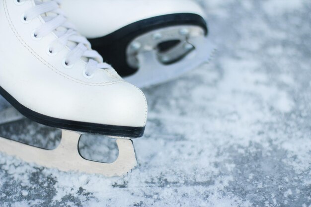 Patins artísticos em um fundo de gelo patinação no gelo atividades ao ar livre com a família no inverno