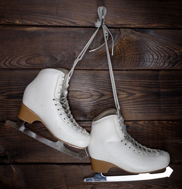 Patins das mulheres de couro branco para patinação artística