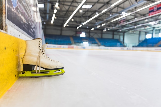 Patins de gelo na pista vazia