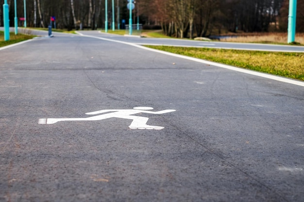 Patins de rolo assinam pista de rolo vazia