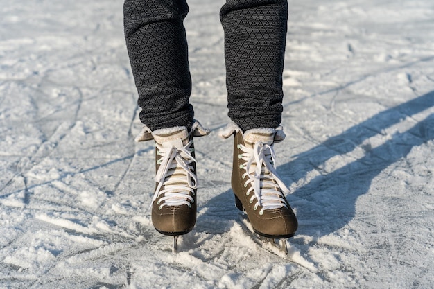 Patins femininos no gelo com um pouco de neve