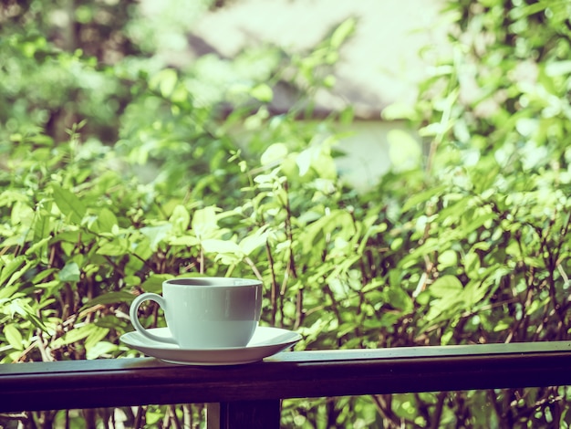 Patio al aire libre con hermosa vista a la naturaleza y una taza de café con leche