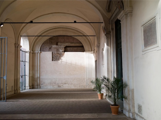 Patio antiguo de Italia con arcos