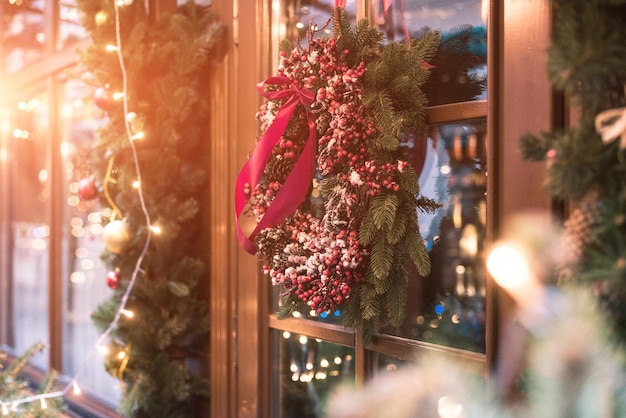 Patio con árboles de año nuevo y adornos navideños en una puerta