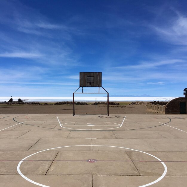 Foto patio de baloncesto contra la playa