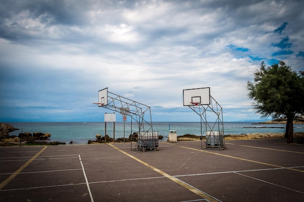 Patio de baloncesto junto al mar en otoño