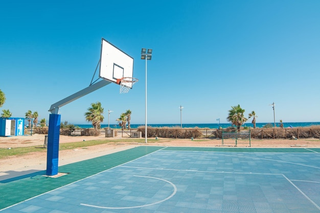 Patio de baloncesto en la playa de Poetto Cerdeña