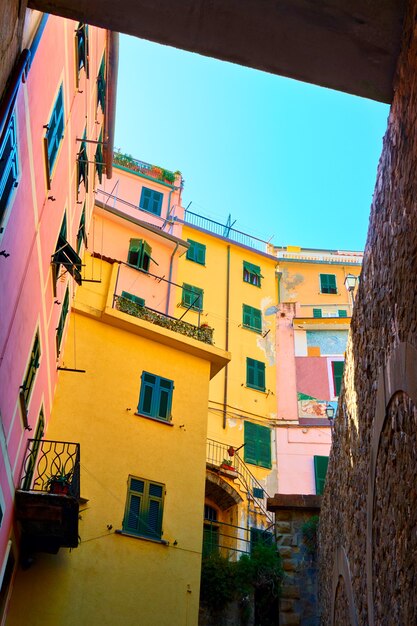 Pátio colorido em Riomaggiore, Cinque Terre, Itália