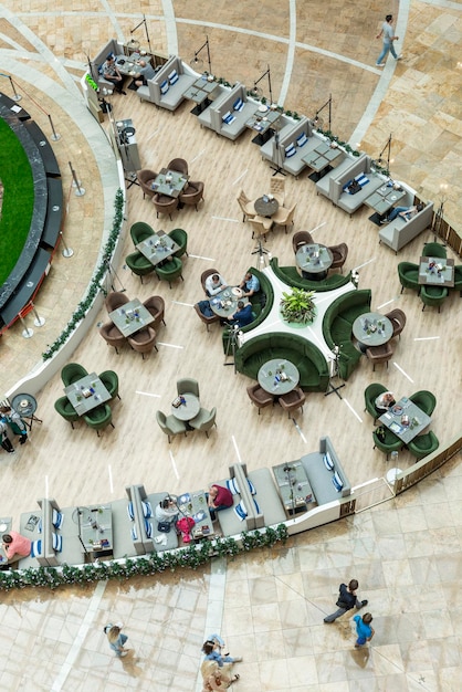 Foto patio de comidas en un centro comercial moderno con gente descansando y socializando vista superior hermosa arquitectura de la ciudad vertical kiev ucrania 20210719