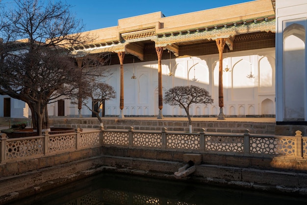 Patio del complejo conmemorativo Bahauddin Naqshbandi en un día soleado Bukhara Uzbekistán