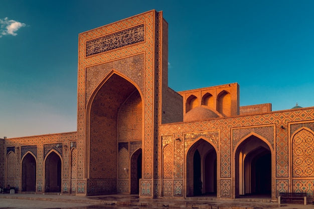 Pátio da mesquita de kalyan ao pôr do sol, bukhara, usbequistão. património mundial