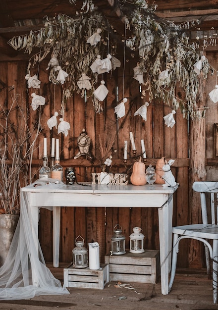 Patio decorado de Halloween de la antigua casa de madera mesa blanca vintage con velas y calabazas