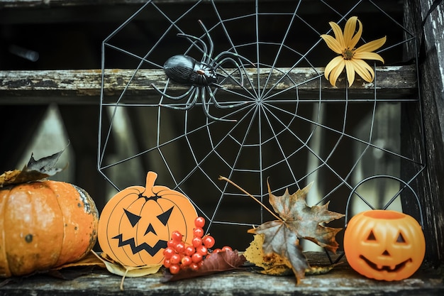 Patio de diseño de Halloween con hojas secas de otoño Hermoso y acogedor porche de madera de la casa con calabazas en otoño