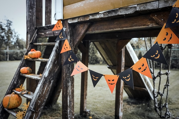 Patio de diseño de Halloween con hojas secas de otoño Hermoso porche de madera de la casa con calabazas en otoño