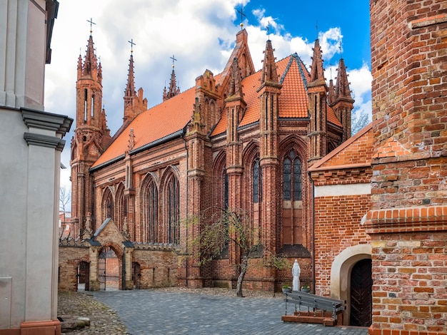 Pátio do Conjunto da Igreja de Santa Ana e Bernardina Vilnius Lituânia